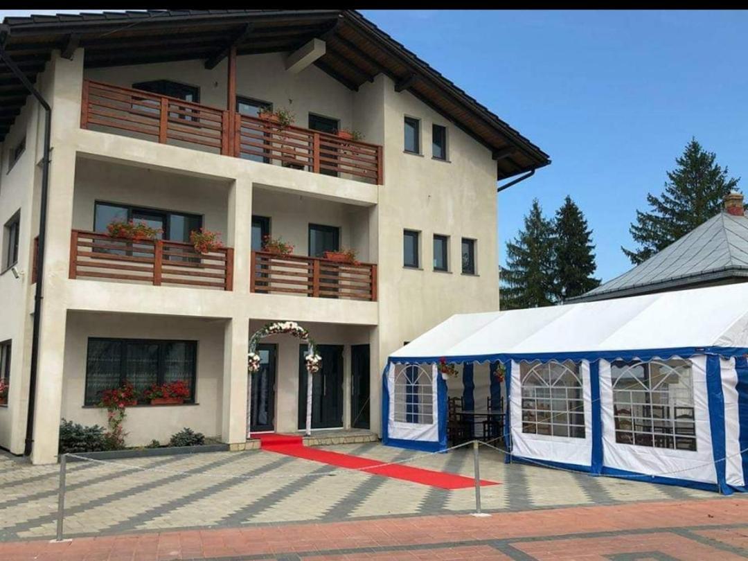 Enigma Bucovinei Hotel Vicovu de Jos Eksteriør billede